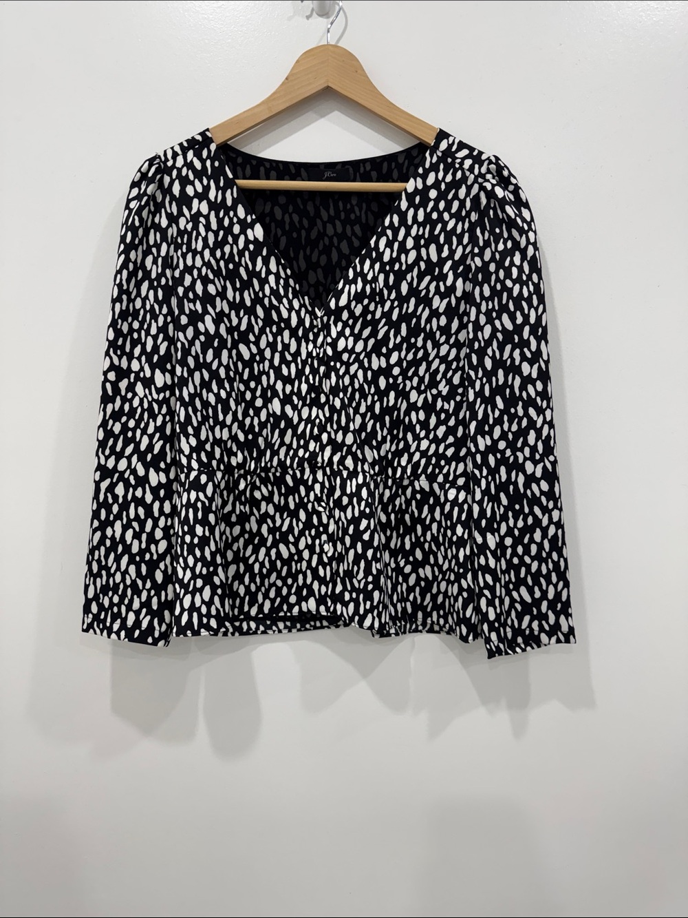 J.Crew Black & White Abstract Print Peplum Blouse Size 4 Long Sleeve V-Neck